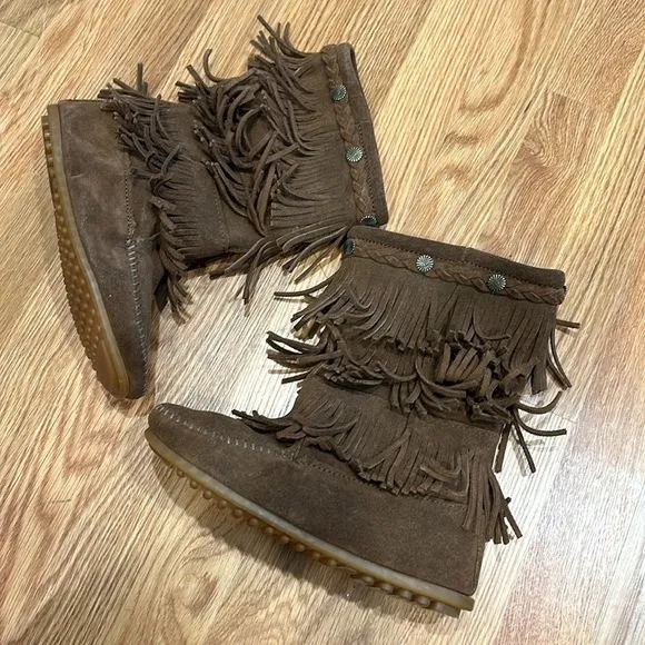 Minnetonka 3 Layer Fringe Boot milk chocolate Brown Size 4 kids retired color