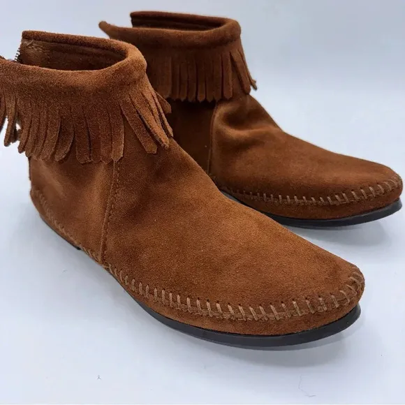 Minnetonka boots Size 8 NWOT