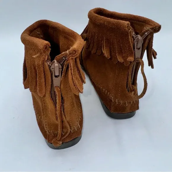 Minnetonka boots Size 8 NWOT