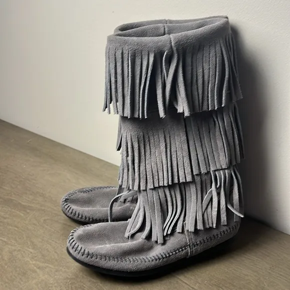 Minnetonka Gray Suede NWOB Fringe Calf High 3 Layer Fringe Boots Size 7 Boho