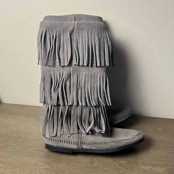Minnetonka Gray Suede NWOB Fringe Calf High 3 Layer Fringe Boots Size 7 Boho
