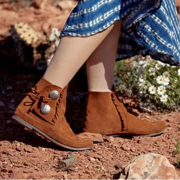 Minnetonka Women's Two Button Ankle Boots Suede Leather Brown Size 9 Boho Fringe