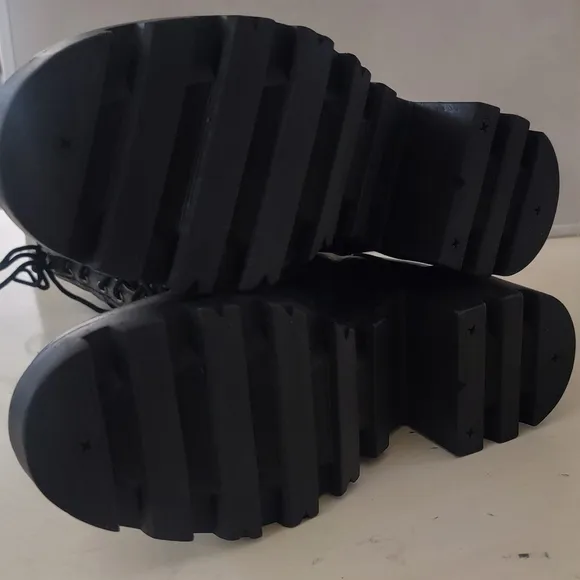 MINT - VINTAGE FOUNDRY CO. BLACK BOOTS  (sz 7)