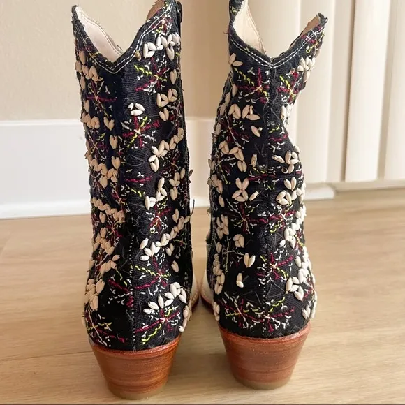 MOMO New York | TRIBAL EMBROIDERED POINTED ANKLE BOOTS NALIA Size: 8
