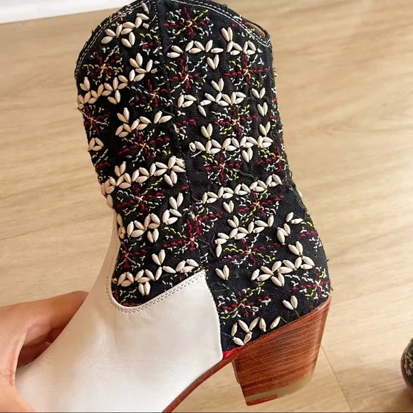 MOMO New York | TRIBAL EMBROIDERED POINTED ANKLE BOOTS NALIA Size: 8
