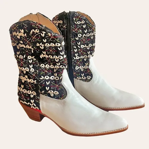 MOMO New York | TRIBAL EMBROIDERED POINTED ANKLE BOOTS NALIA Size: 8