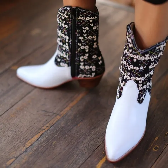 MOMO New York | TRIBAL EMBROIDERED POINTED ANKLE BOOTS NALIA Size: 8