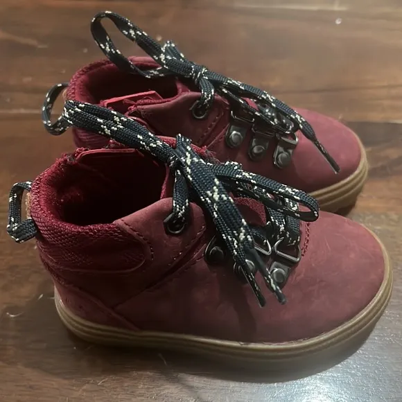 NEW Clarks Nova Hike Kid Boots in Burgundy Leather, Size UK 4.5G US 5W