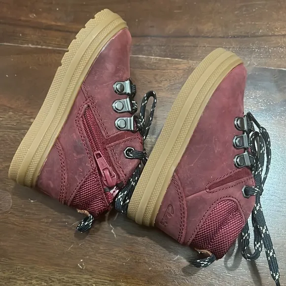 NEW Clarks Nova Hike Kid Boots in Burgundy Leather, Size UK 4.5G US 5W