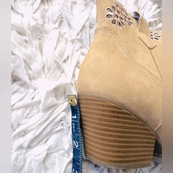 New Tan ankle boots size 6