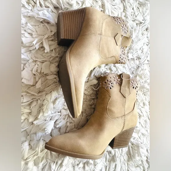 New Tan ankle boots size 6
