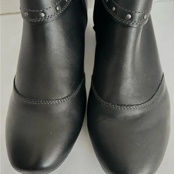 NEW TAOS BLACK METAL STUDED  LEATHER ANKLE BOOTS SZ 10