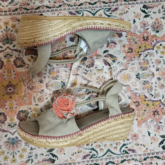 NEW TONI PONS Wedge Espadrille Sandals | Size 7.5 (EU 40)  | Flower Embellished