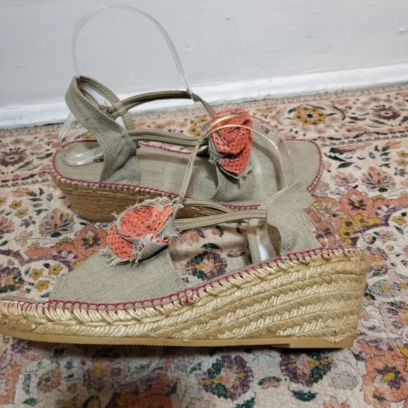 NEW TONI PONS Wedge Espadrille Sandals | Size 7.5 (EU 40)  | Flower Embellished
