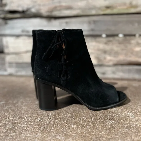 🌻NEW w/box Frye Amy Side Ghillie Black Suede Peep Toe Ankle Boots