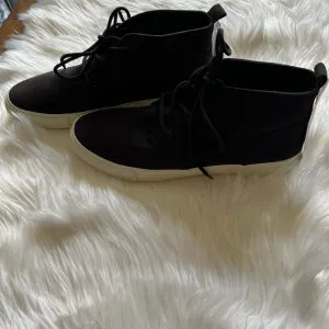 New without Tags Banana Republic Chukka Sneaker skater boot. Men’s size 9