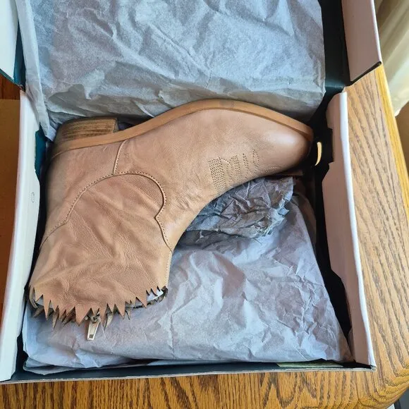 NIB BED STU ROAN Diabolic Leather Ankle Bootie Bone Size 7.5