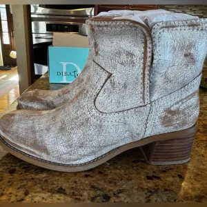 NIB - Diba True Walnut Grove Boots in Vintage White - Size 8.5
