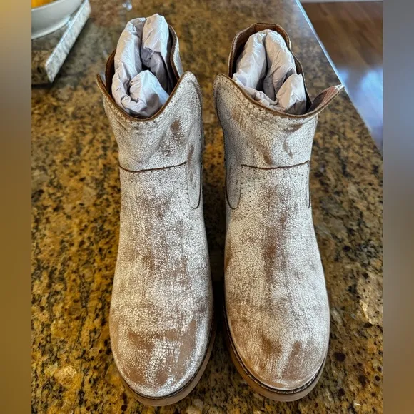 NIB - Diba True Walnut Grove Boots in Vintage White - Size 8.5