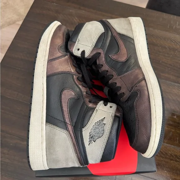 Nike Air Jordan 1 - High Mens - Army rust.
