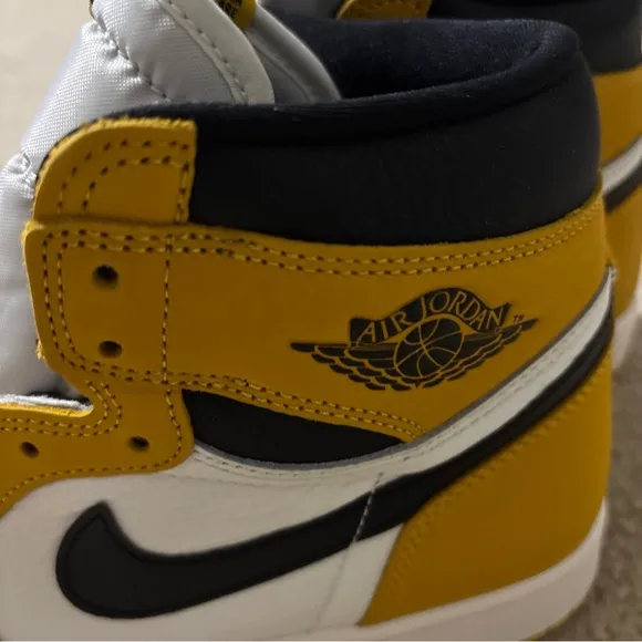 Nike Air Jordan 1 Men’s Size 10 Retro High OG Yellow Ochre DZ5485-701 Sneakers