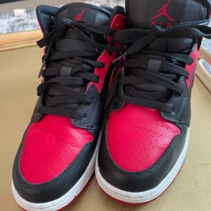 Nike Air Jordan 1 Mid “Banned 20/20” color way Black Red Retro Shoes no box
