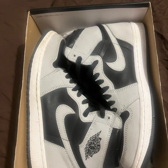 Nike Air Jordan Retro 1 High Shadow 2.0 fits ladies size 11