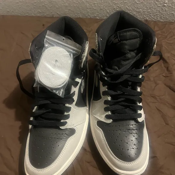 Nike Air Jordan Retro 1 High Shadow 2.0 fits ladies size 11
