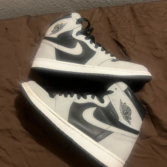 Nike Air Jordan Retro 1 High Shadow 2.0 fits ladies size 11
