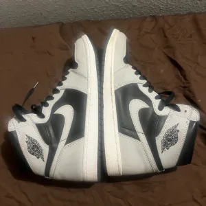 Nike Air Jordan Retro 1 High Shadow 2.0 fits ladies size 11