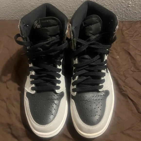 Nike Air Jordan Retro 1 High Shadow 2.0 fits ladies size 11