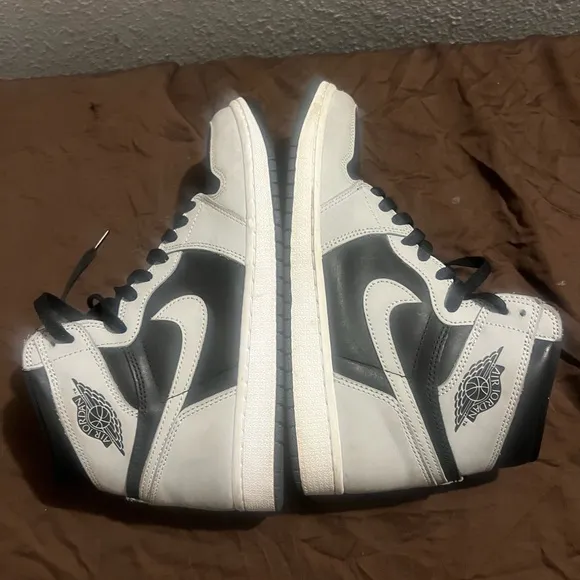Nike Air Jordan Retro 1 High Shadow 2.0 fits ladies size 11