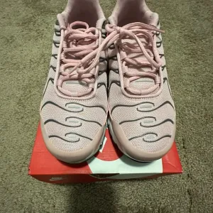 Nike Kid’s NIKE AIR MAX PLUS (GS) Pink Sneakers