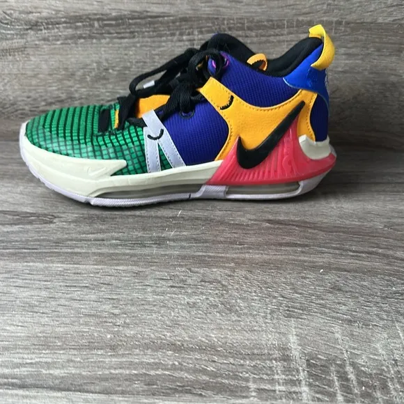 Nike LeBron Witness 7 Basketball Shoes Kids Size 4.5Y Street Active Sneakers