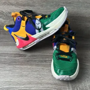Nike LeBron Witness 7 Basketball Shoes Kids Size 4.5Y Street Active Sneakers