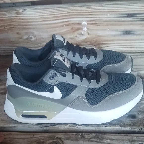 Nike Men's Black and Gray Air Max Sneakers