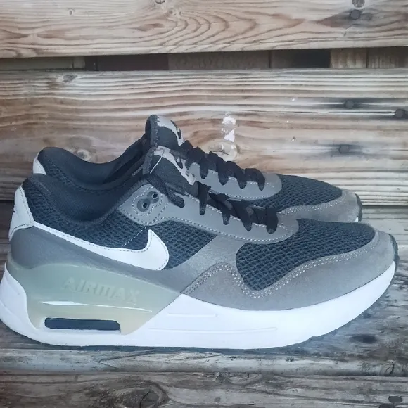 Nike Men's Black and Gray Air Max Sneakers
