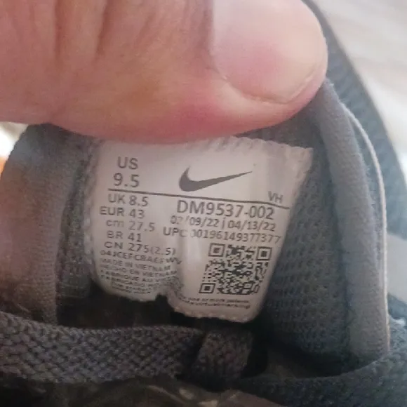 Nike Men's Black and Gray Air Max Sneakers