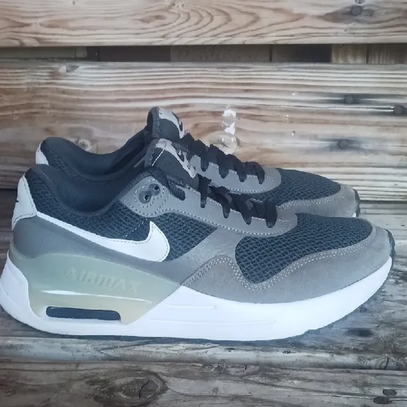 Nike Men's Black and Gray Air Max Sneakers