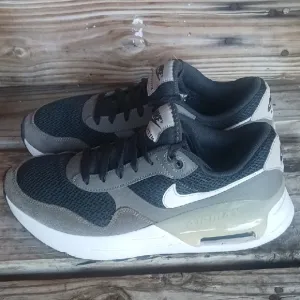 Nike Men's Black and Gray Air Max Sneakers