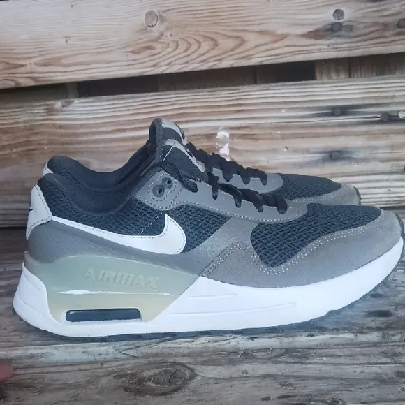 Nike Men's Black and Gray Air Max Sneakers