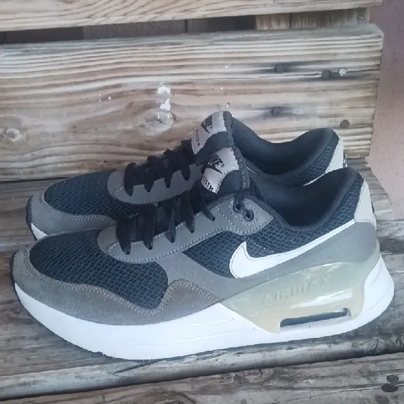 Nike Men's Black and Gray Air Max Sneakers