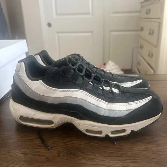 Nike Men's Black and white Air Max Sneakers