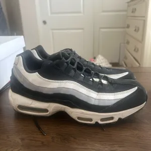 Nike Men's Black and white Air Max Sneakers