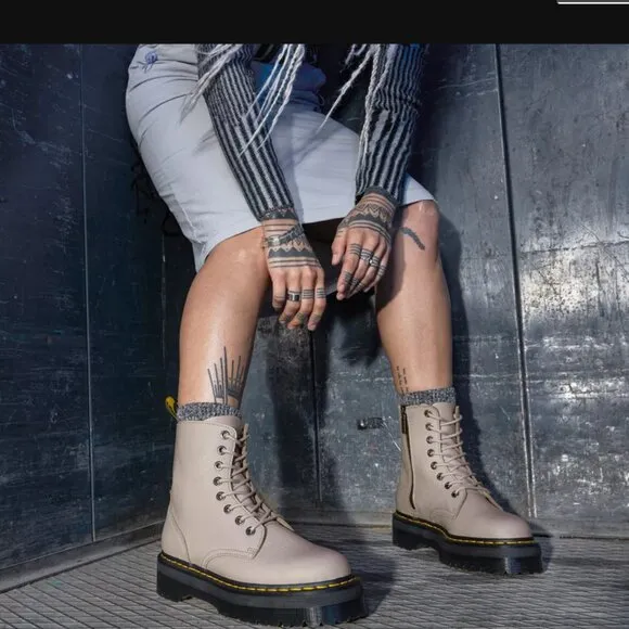 NWOB  Dr. Martens Jadon lll Boots Vintage Taupe Pisa