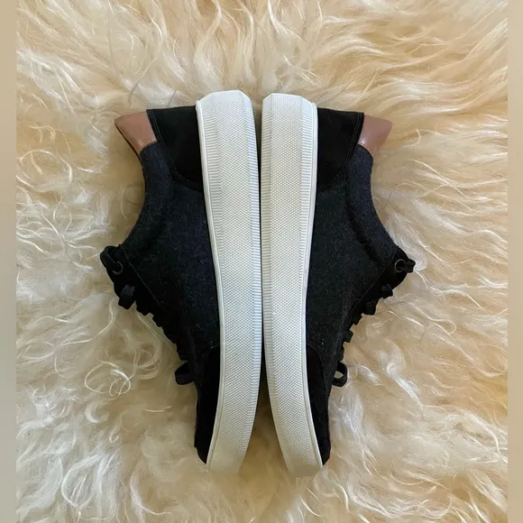NWOB Vince Dawson Mixed LeatherSneakers in Charcoal Sz 8 (US) 41 (EU).
