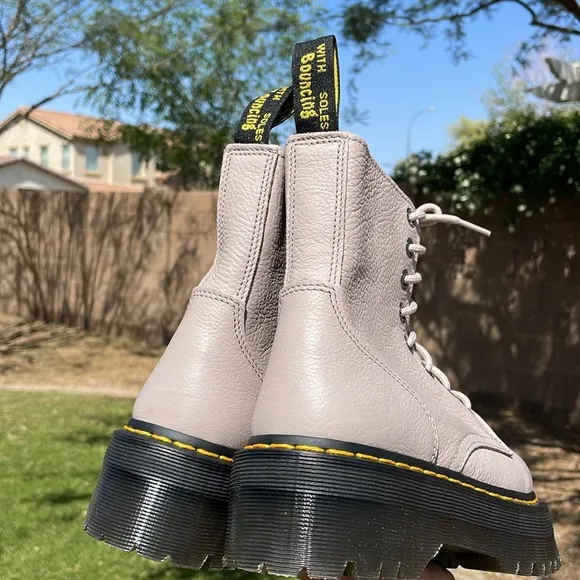 NWT DR MARTENS Jadon III Boots!