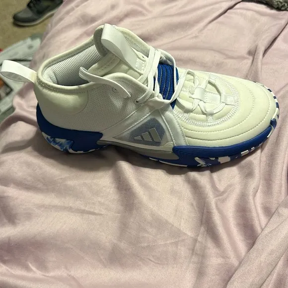NWT LIGHTWEIGHT Adidas BASKETBALL SHOES WITH PLENTY OF STRUCTURE AND SUPPORT.