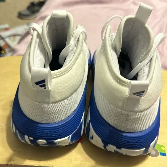 NWT LIGHTWEIGHT Adidas BASKETBALL SHOES WITH PLENTY OF STRUCTURE AND SUPPORT.