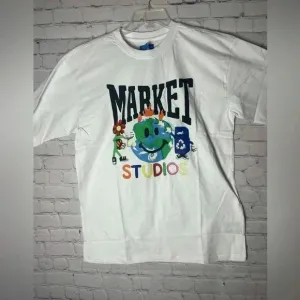 NWT MARKET STUDIOS SMILEY STUDIOS World Crew Neck Short Sleeve T-SHIRT Mens L
